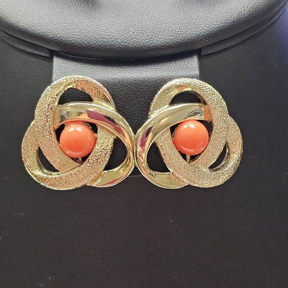 Sarah Coventry Clip On Earrings Orbit 1970 Faux Coral Cabochon Gold Tone - Picture 1 of 5
